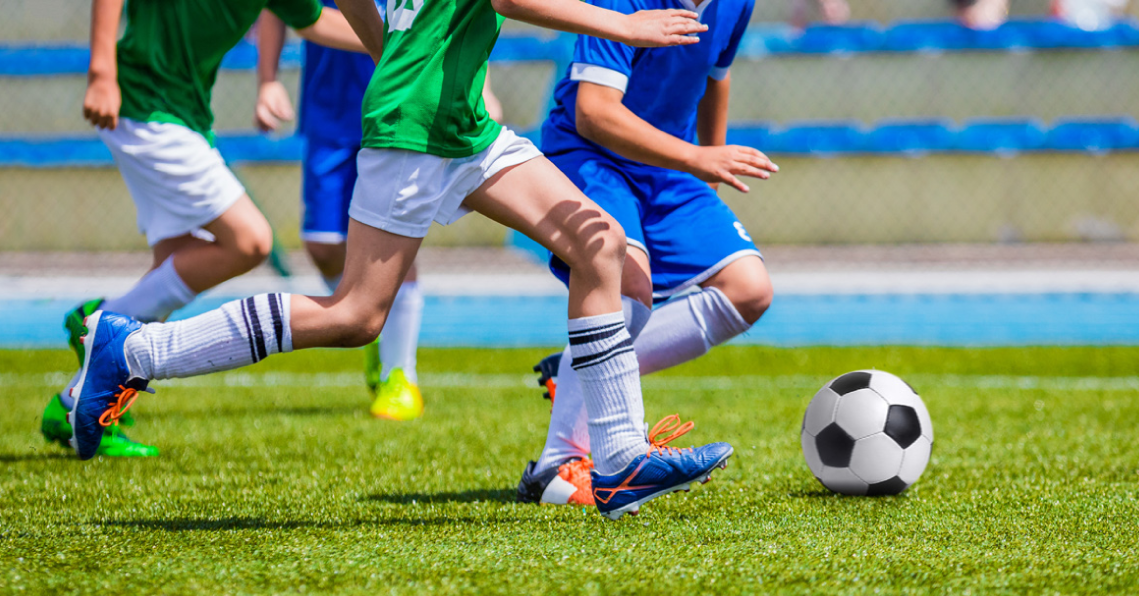 Fußballspieler tragen blau- und grüngefärbte Sportbekleidung aus Polyester