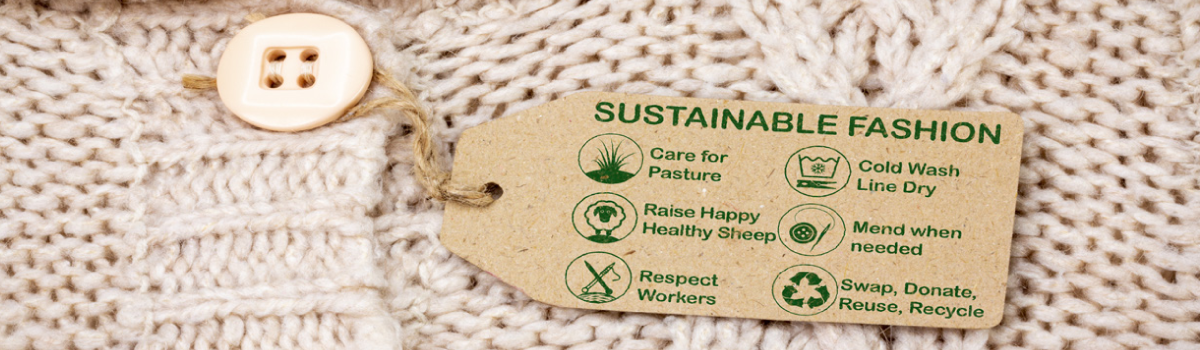 Eine cremefarbene Strickjacke mit Nachhaltigkeitslabel
