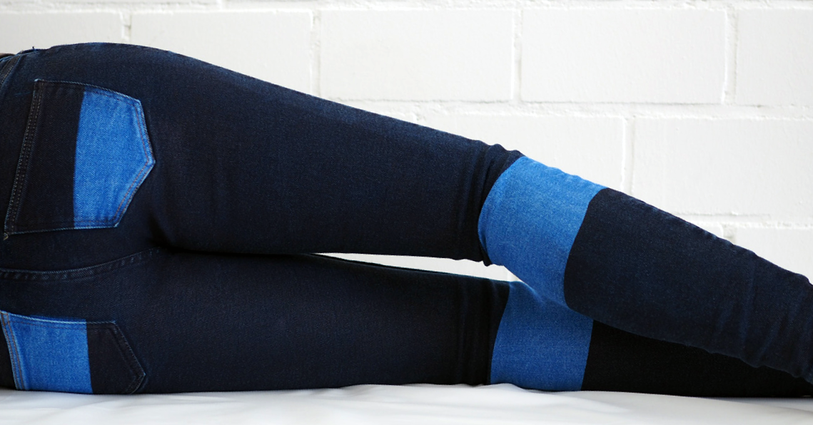 Model trägt Jeans, die mit PERFIXAN COMPLETE NEW ausgerüstet ist. Sie färbt nicht auf den weißen textilen Untergrund ab.