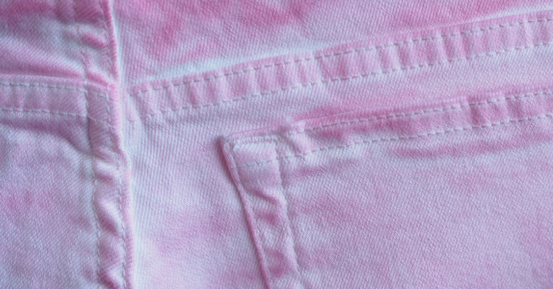 Bild einer im Cold-Dyeing-Verfahren gefärbten rosa Jeanshose