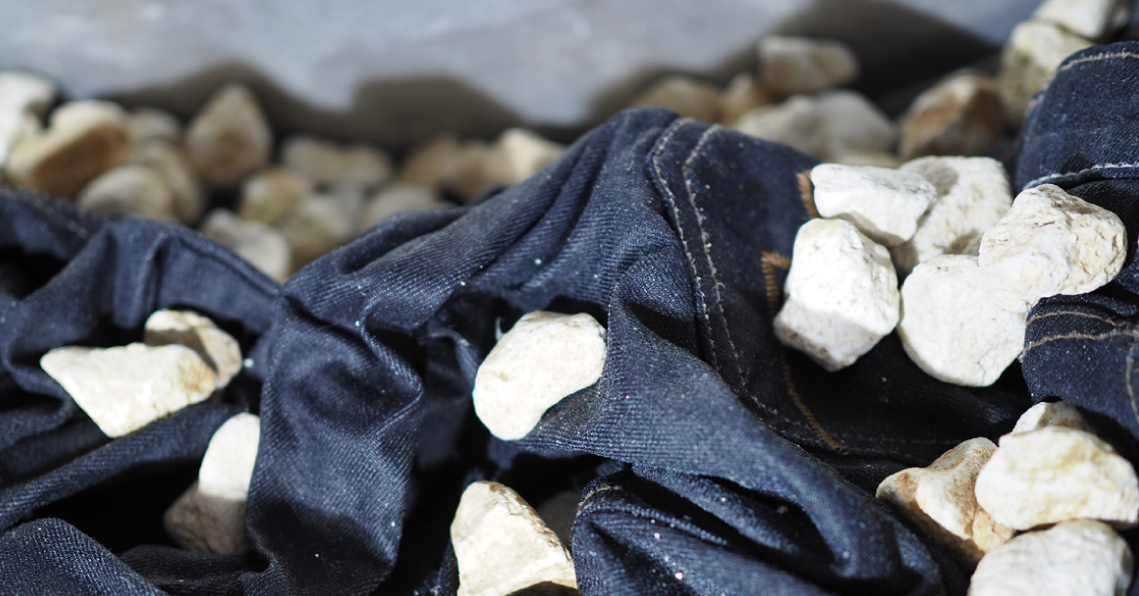 Stone washing of blue jeans with enzyme
