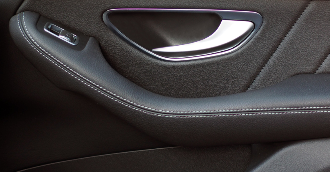 Bild einer Naht mit bondiertem Garn an der Innenseite einer Autotür