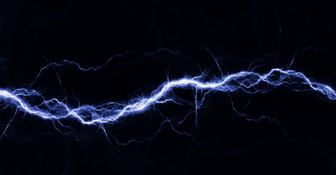 Weiß-blauer Blitz, als Symbolbild für Strom, vor dunklem Hintergrund