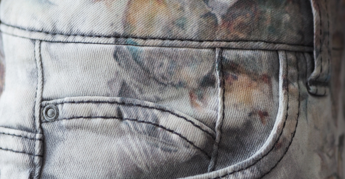 Bild einer Jeans-Hose mit blumigem Transferprint