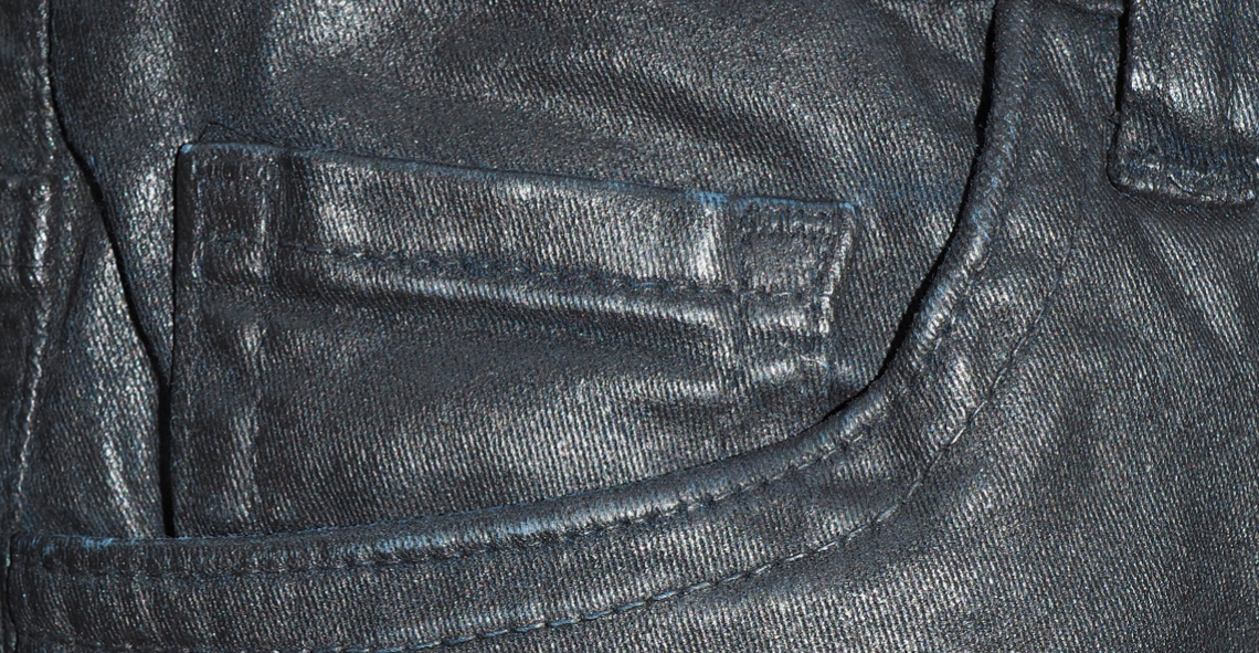 Bild einer Jeans-Hose mit Glanzbeschichtung, die im Sprühverfahren aufgebracht wurde