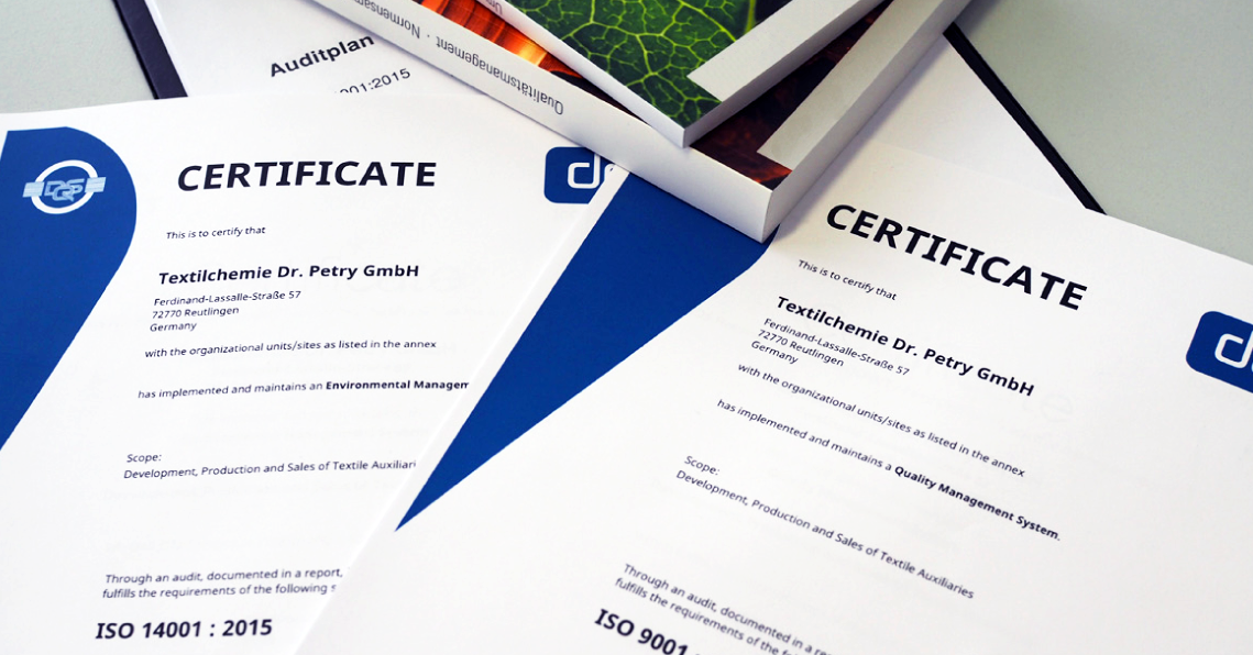 Bild von den Zertifikaten ISO 9001:2015 und ISO 14001:2015 sowie dem Auditplan nach bestandenem Audit